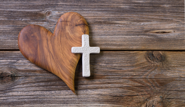 Trauerkarte oder Beileidskarte mit Kreuz und Herz aus Holz
